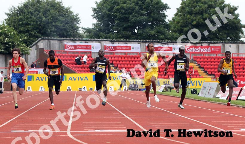 no 45 Owin Sinclair (Leic) wins the Junior Boys 100 metres.